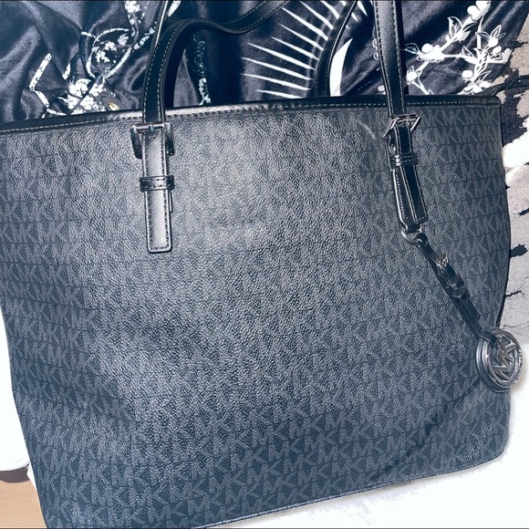 Michael Kors Saffiano tote. - Picture 1 of 4